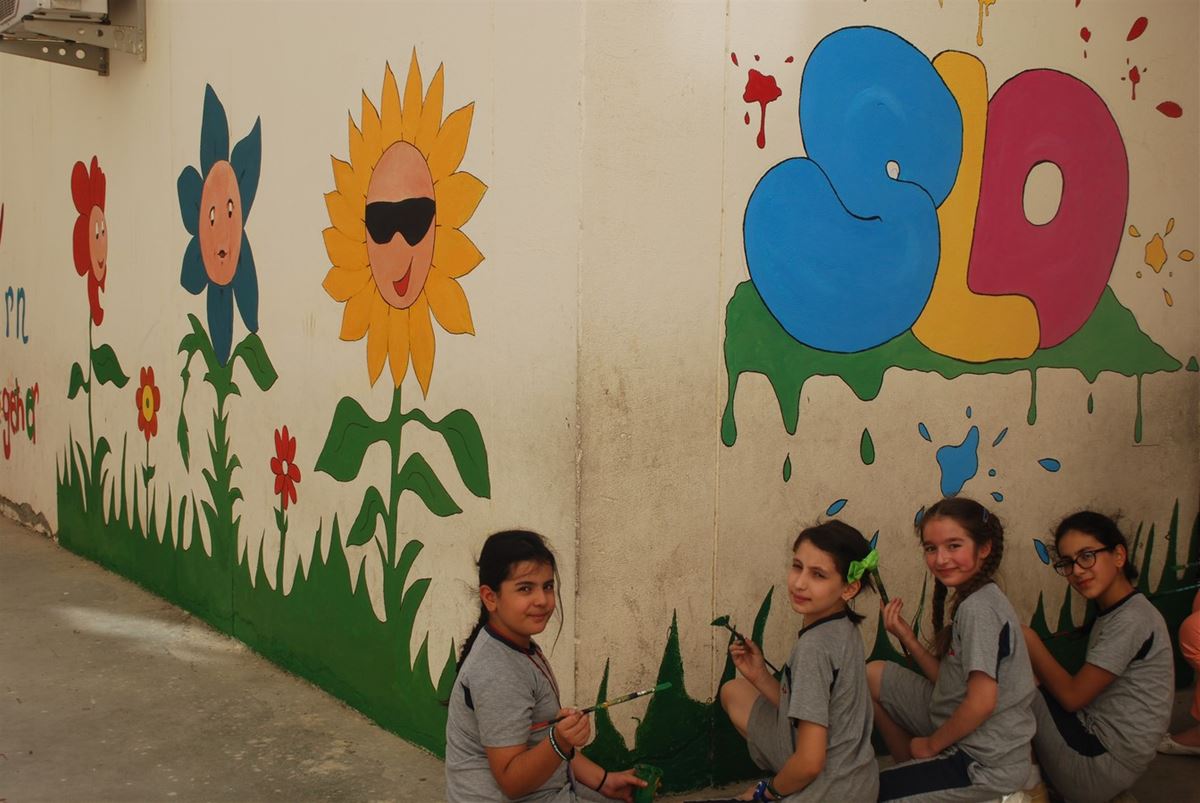 Prefects Decorate the SLO® Room at Suleimaniah